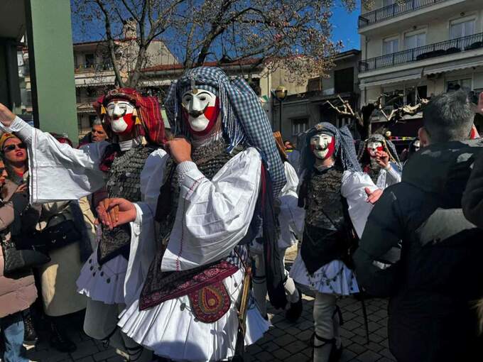 «Βούλιαξε» η Νάουσα στην κορύφωση της Αποκριάς 2026